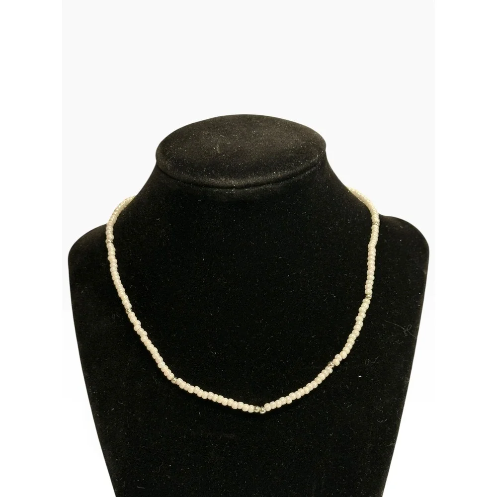 White/Silver Tone Beaded Necklace 18